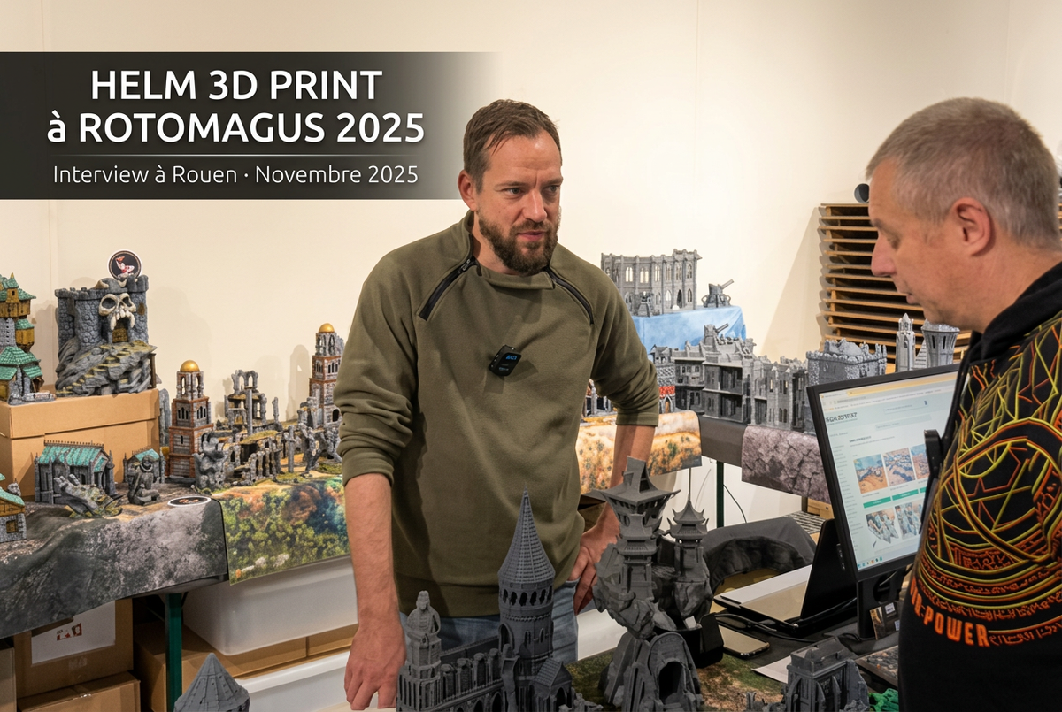 Interview sur le stand HELM 3D PRINT à ROTOMAGUS 2025, avec deux participants entourés de décors miniatures médiévaux et fantastiques.